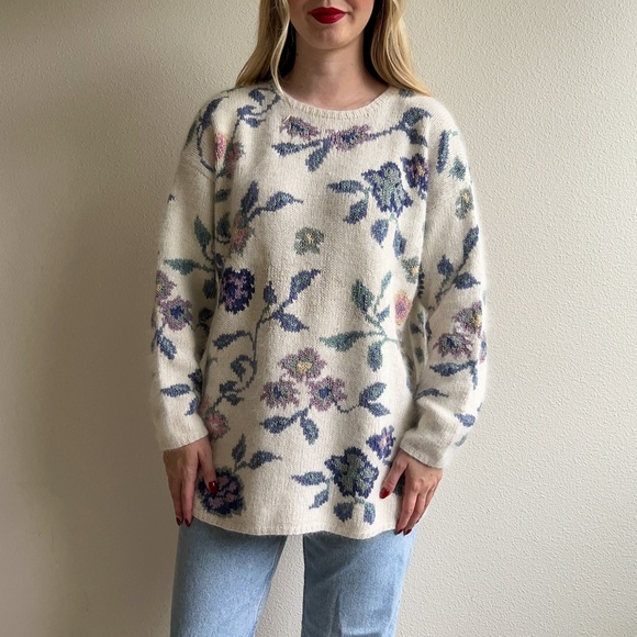 Vintage 1980s White Silk Sweater With Purple Florals (L/XL) - Picture 3 of 12